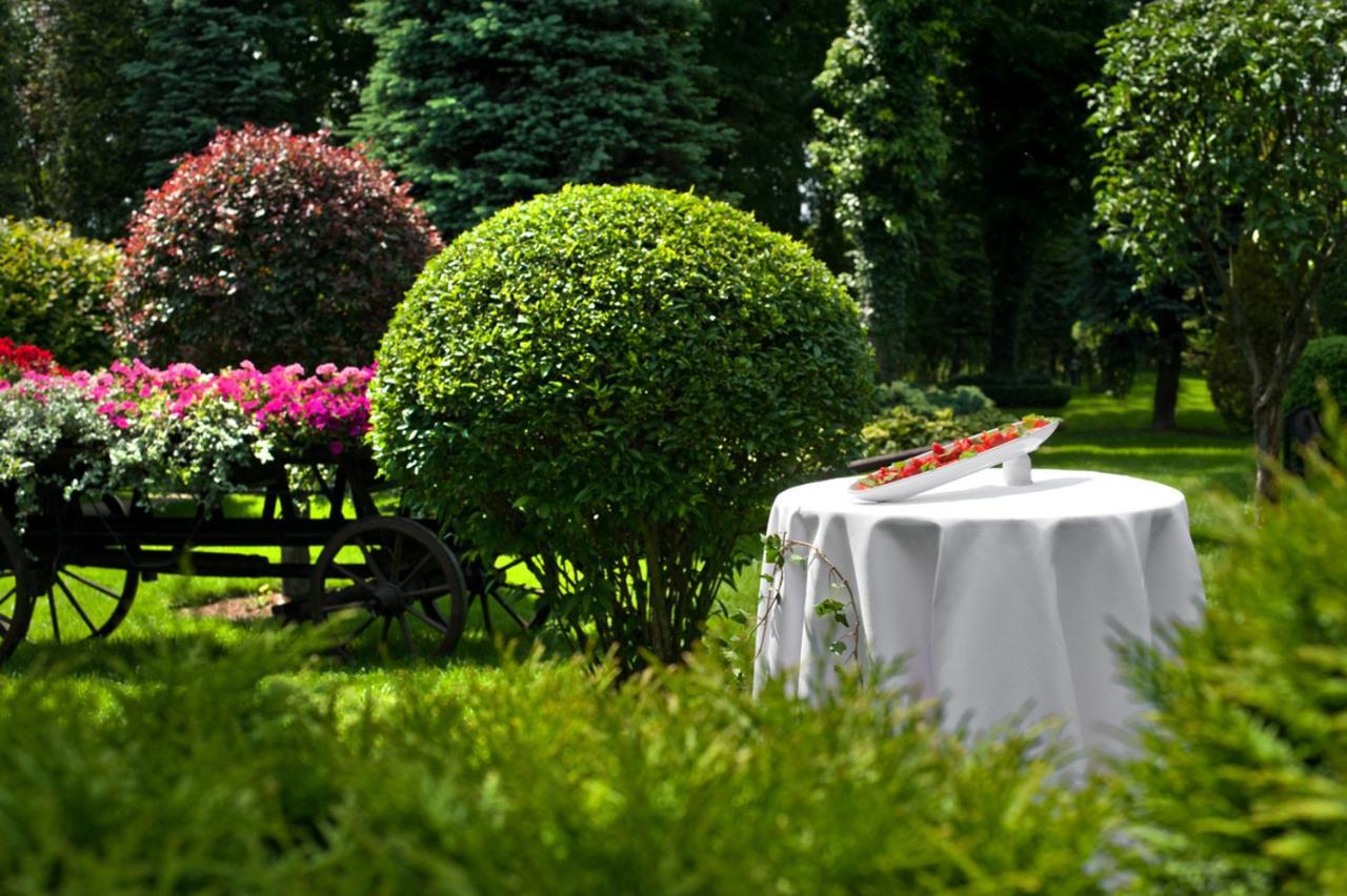 קרקוב Booking Hotel & Spa מראה חיצוני תמונה The garden of the hotel