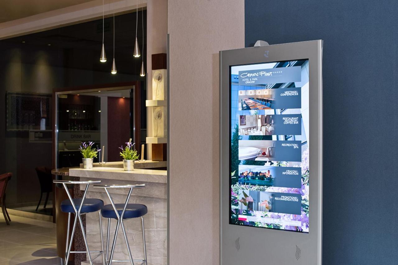 קרקוב Booking Hotel & Spa מראה חיצוני תמונה A digital signage display