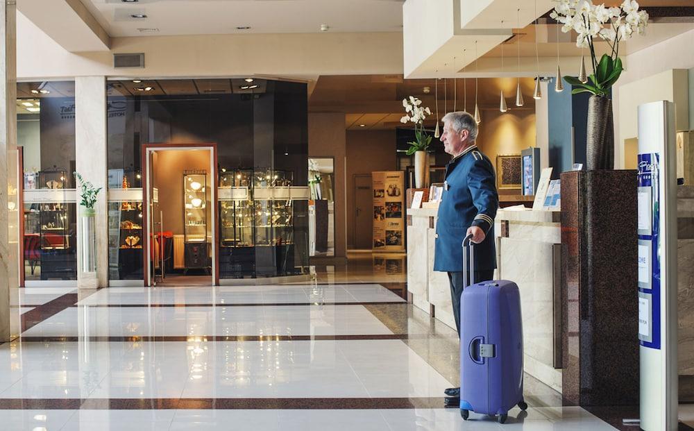 קרקוב Booking Hotel & Spa מראה חיצוני תמונה A guest checking in at a hotel