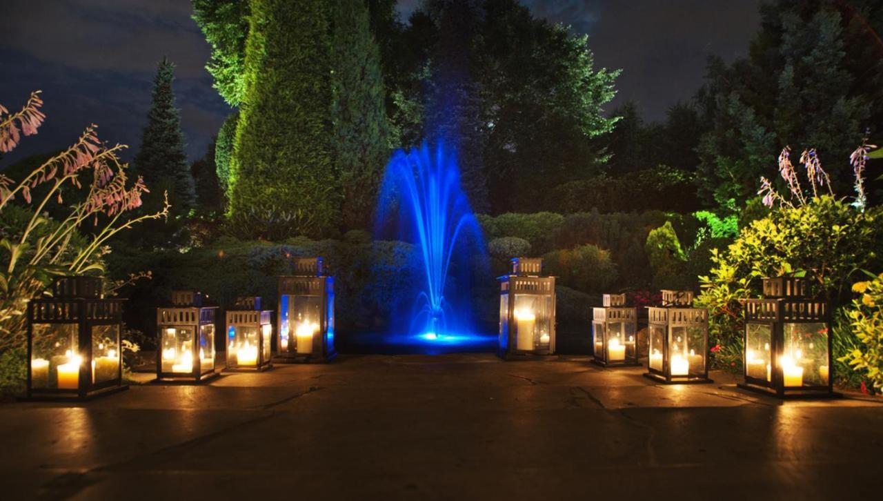 קרקוב Booking Hotel & Spa מראה חיצוני תמונה Fountain at night