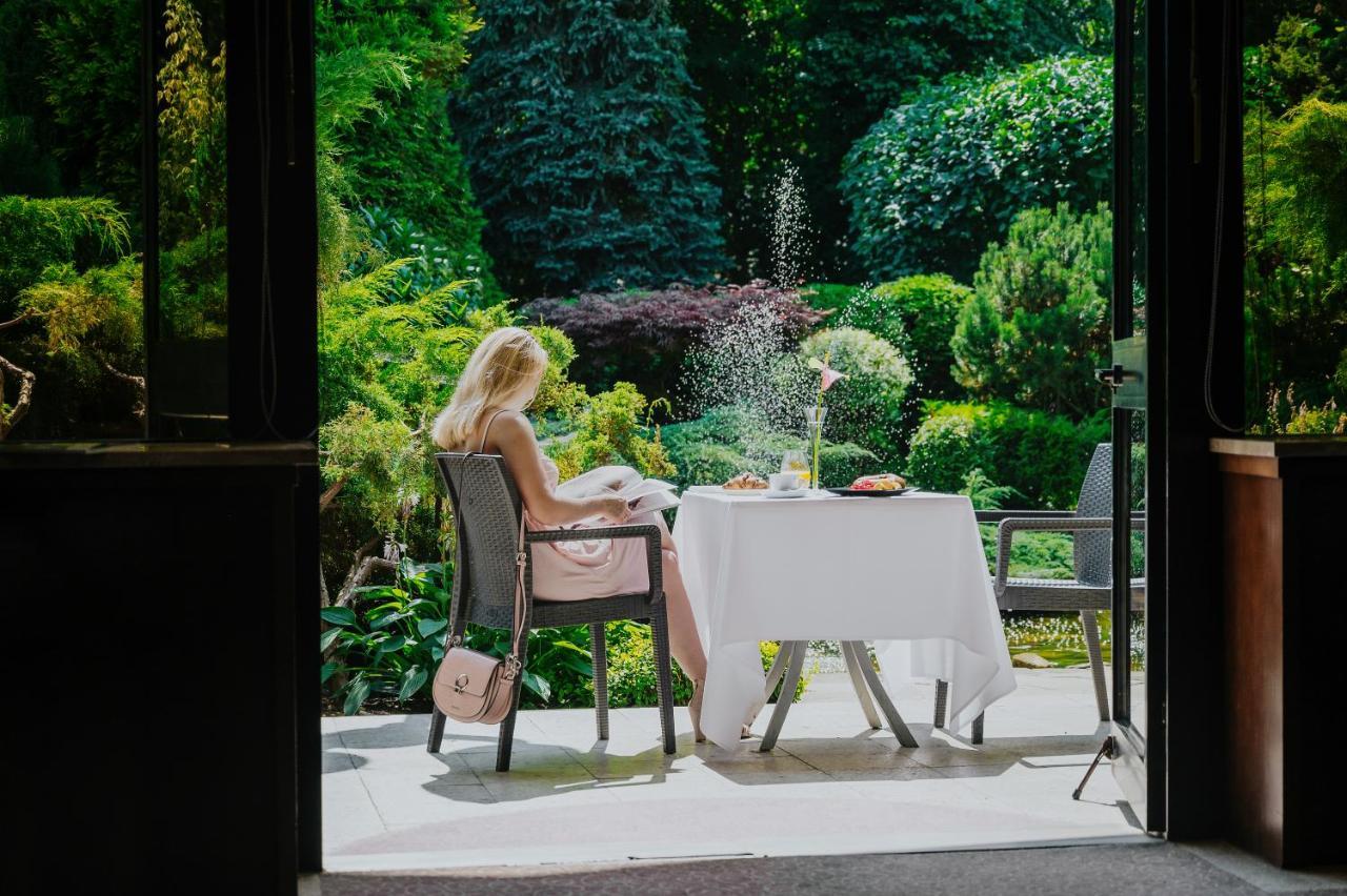 קרקוב Booking Hotel & Spa מראה חיצוני תמונה The Garden at The Ivy Collection
