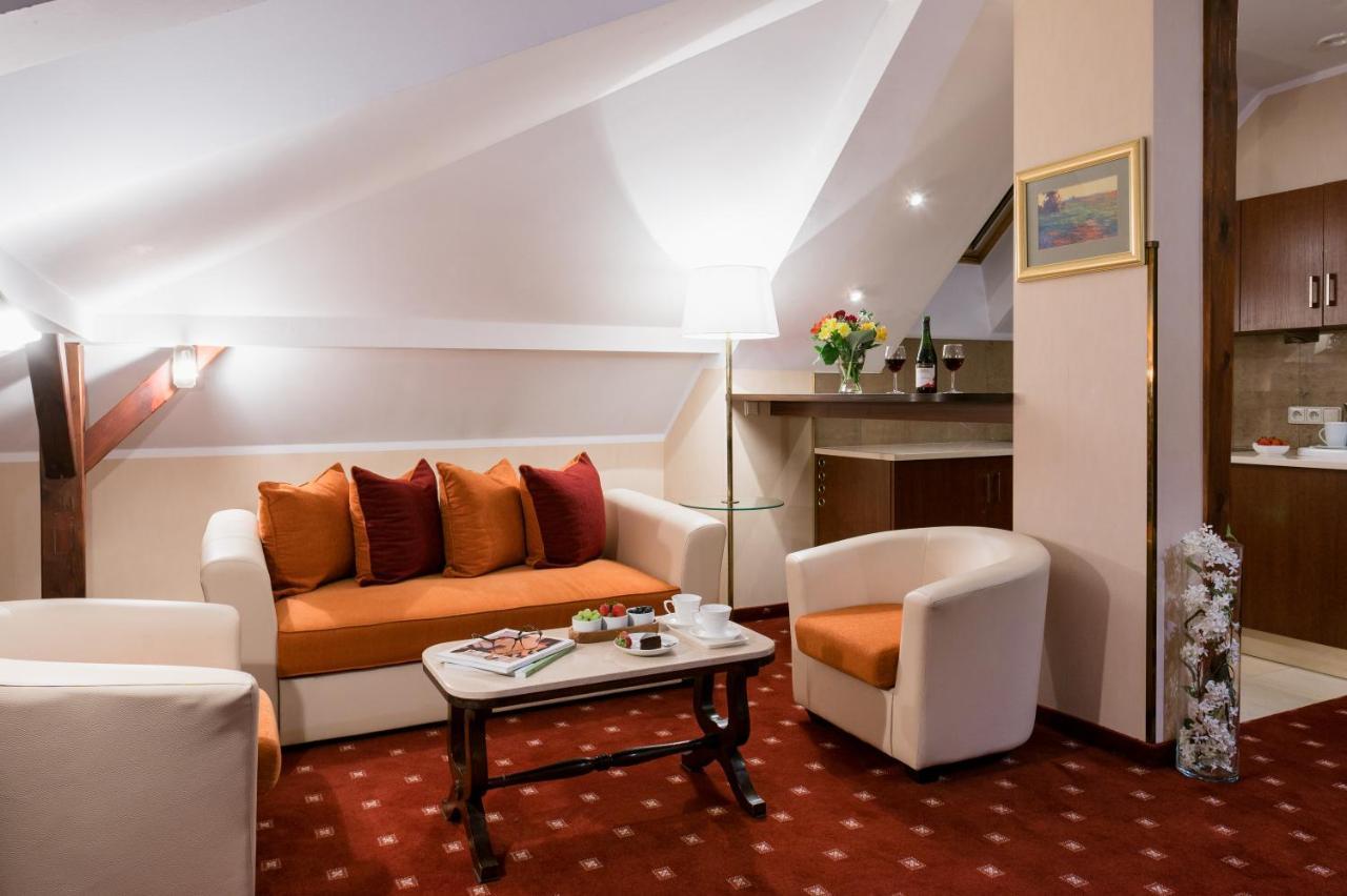 קרקוב Booking Hotel & Spa מראה חיצוני תמונה A suite at the Hotel