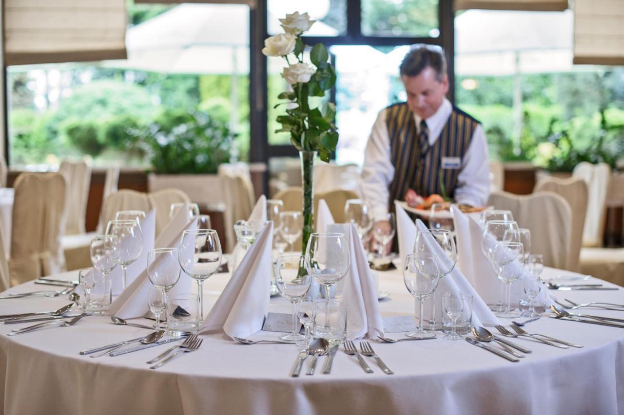 קרקוב Booking Hotel & Spa מראה חיצוני תמונה A table set for a formal dinner