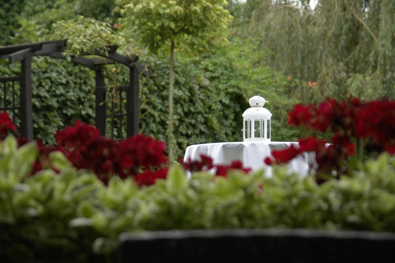קרקוב Booking Hotel & Spa מראה חיצוני תמונה The garden of the restaurant