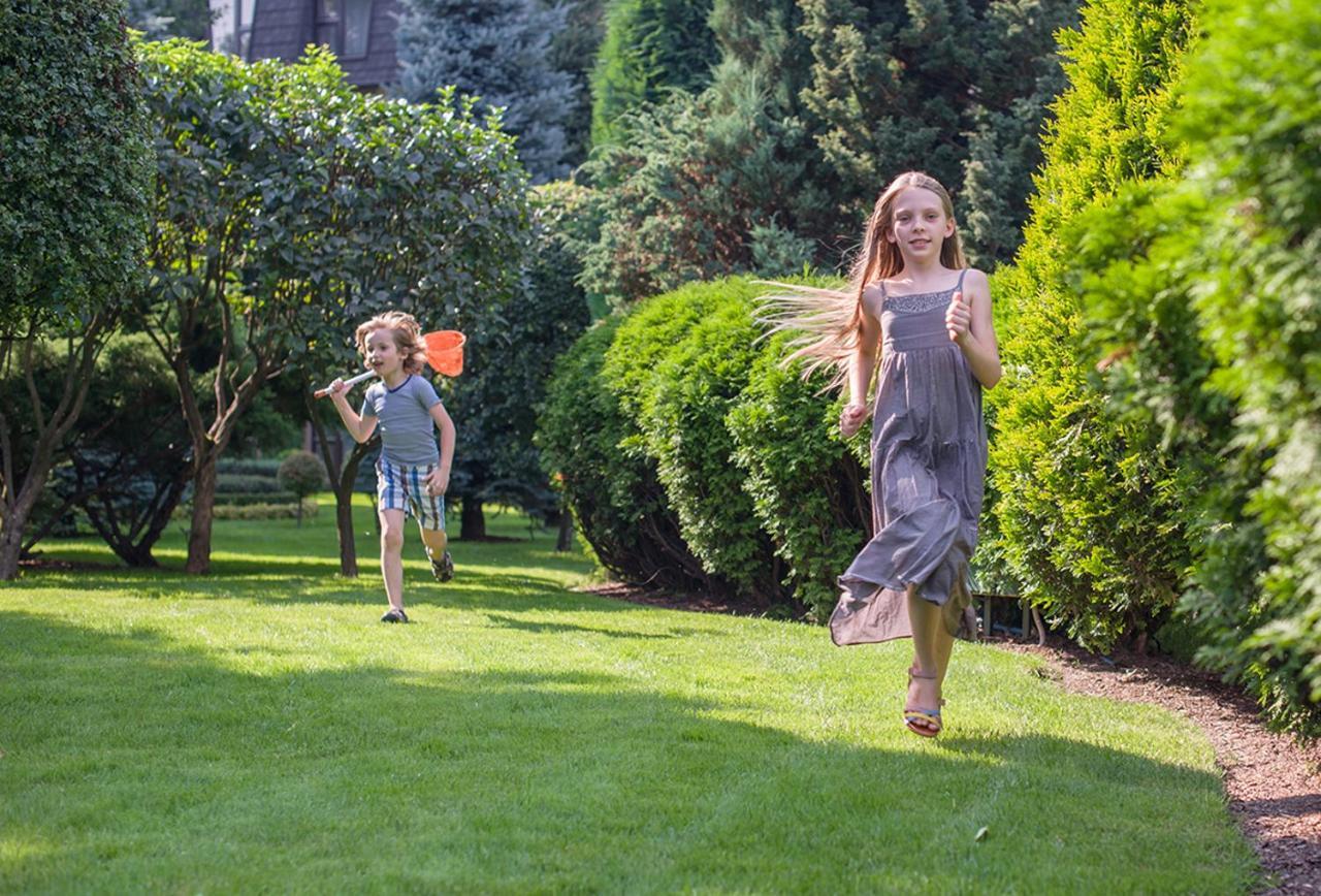 קרקוב Booking Hotel & Spa מראה חיצוני תמונה Children playing in a garden