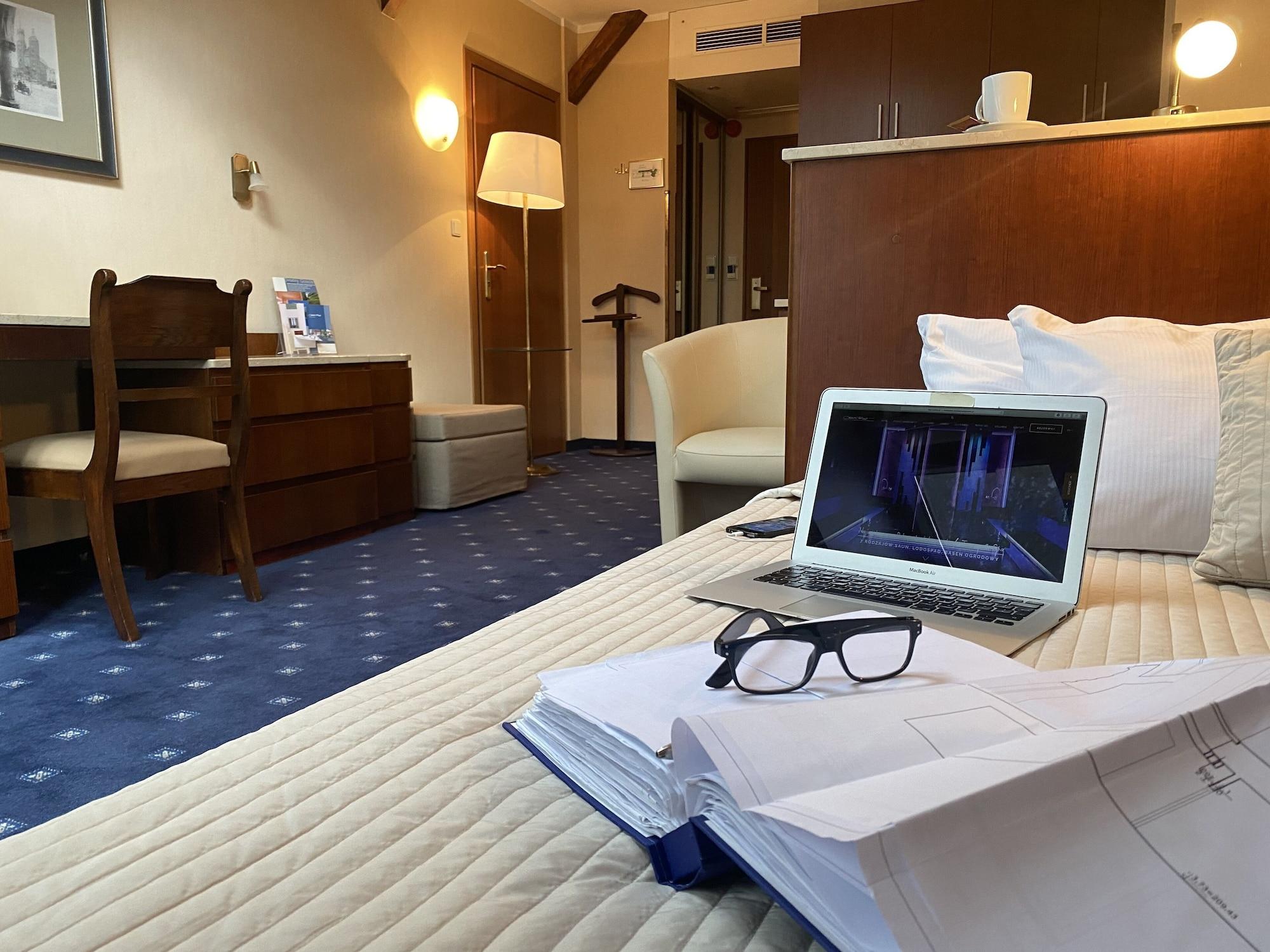 קרקוב Booking Hotel & Spa מראה חיצוני תמונה A room at the hotel