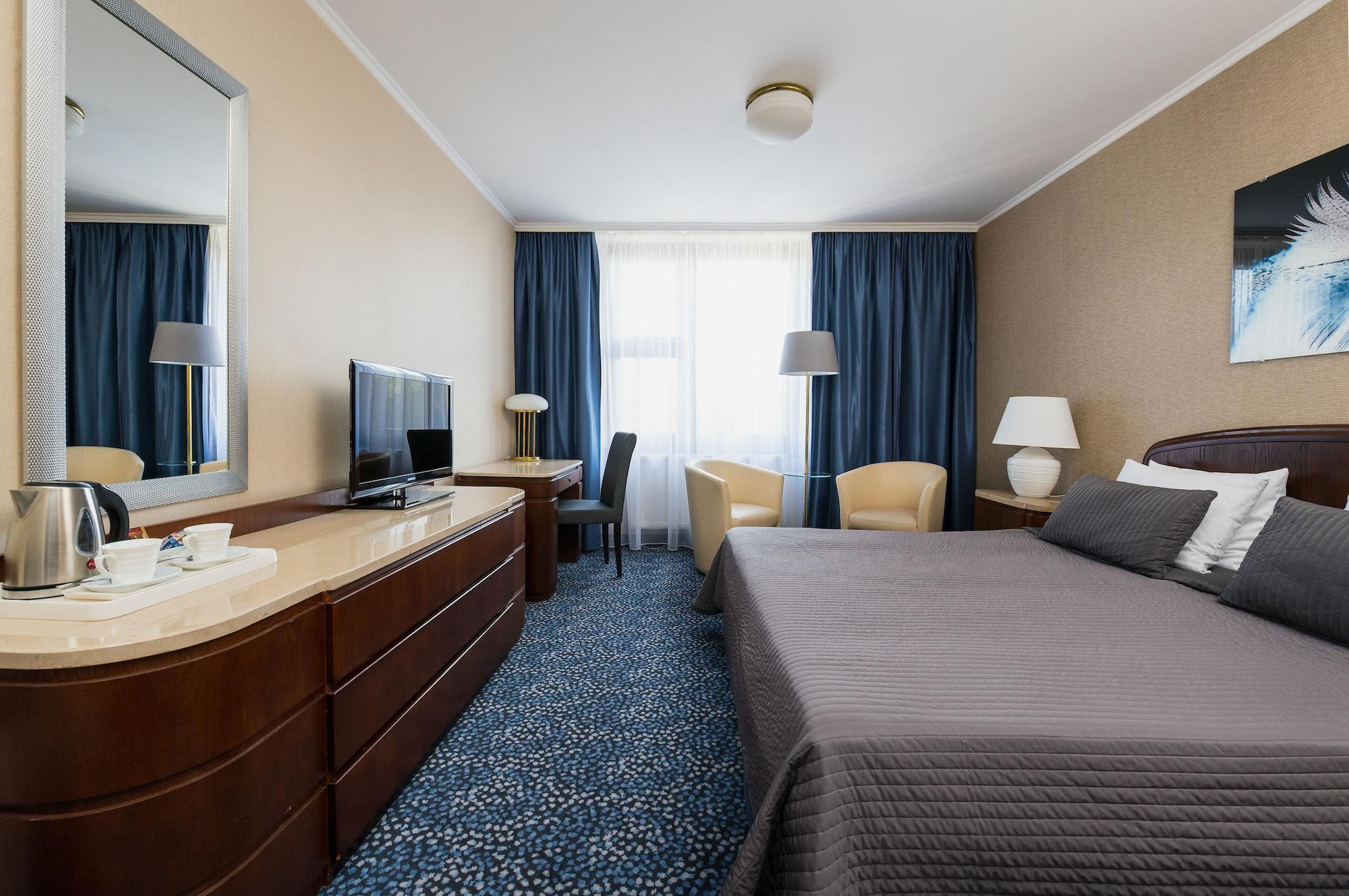 קרקוב Booking Hotel & Spa מראה חיצוני תמונה A room at the Radisson Blu Hotel, Vilnius