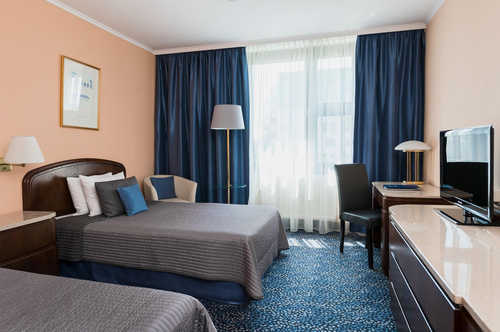 קרקוב Booking Hotel & Spa מראה חיצוני תמונה A room at the Radisson Blu Hotel, Vilnius