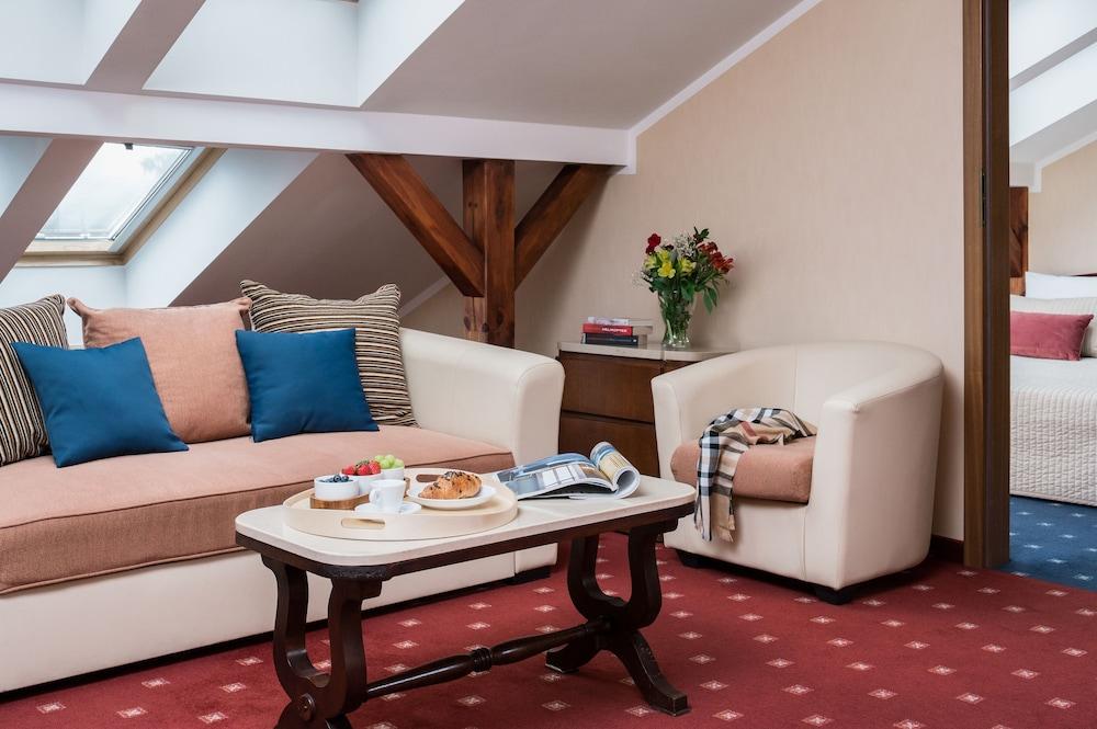 קרקוב Booking Hotel & Spa מראה חיצוני תמונה A suite at the Hotel de la Ville