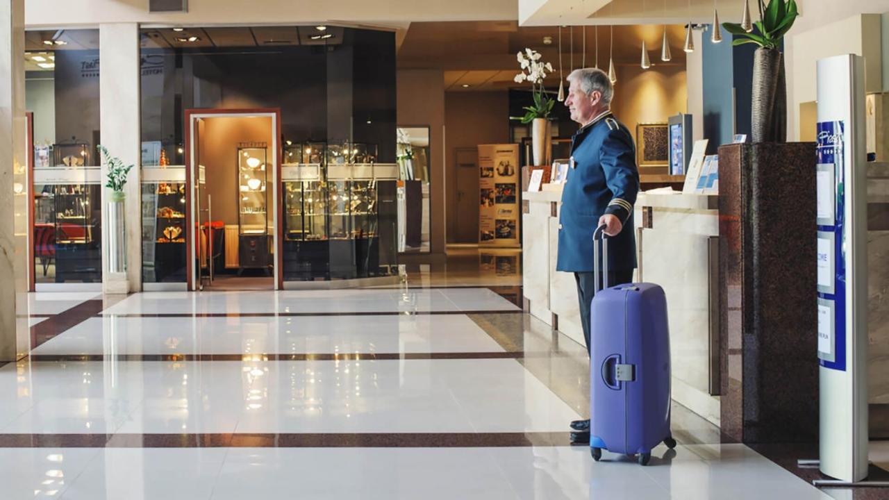 קרקוב Booking Hotel & Spa מראה חיצוני תמונה A bellboy at a hotel