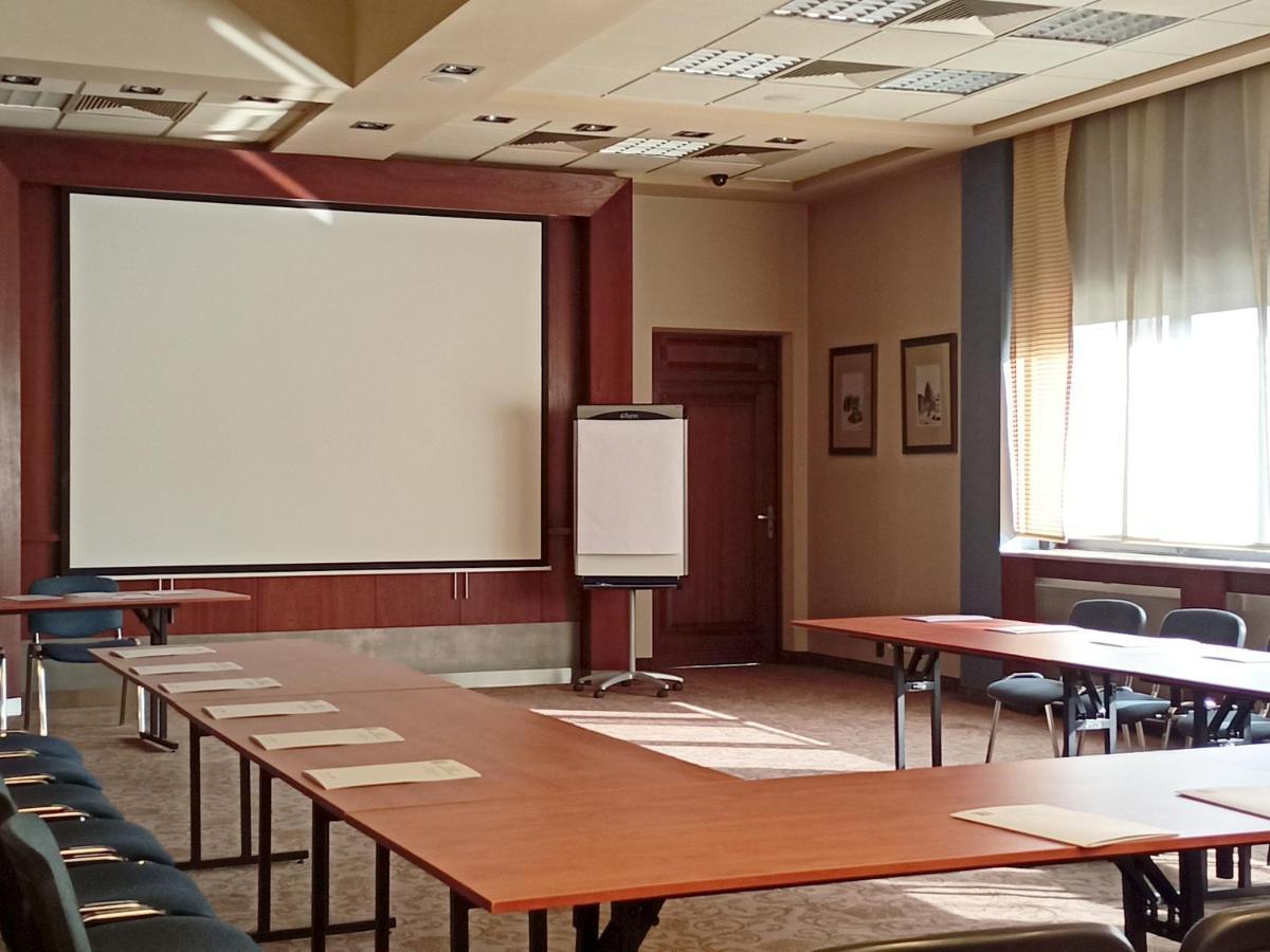 קרקוב Booking Hotel & Spa מראה חיצוני תמונה A typical classroom at the university