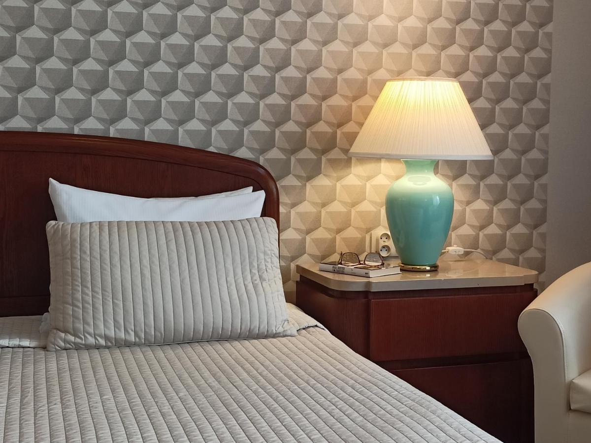 קרקוב Booking Hotel & Spa מראה חיצוני תמונה A bed with a throw pillow