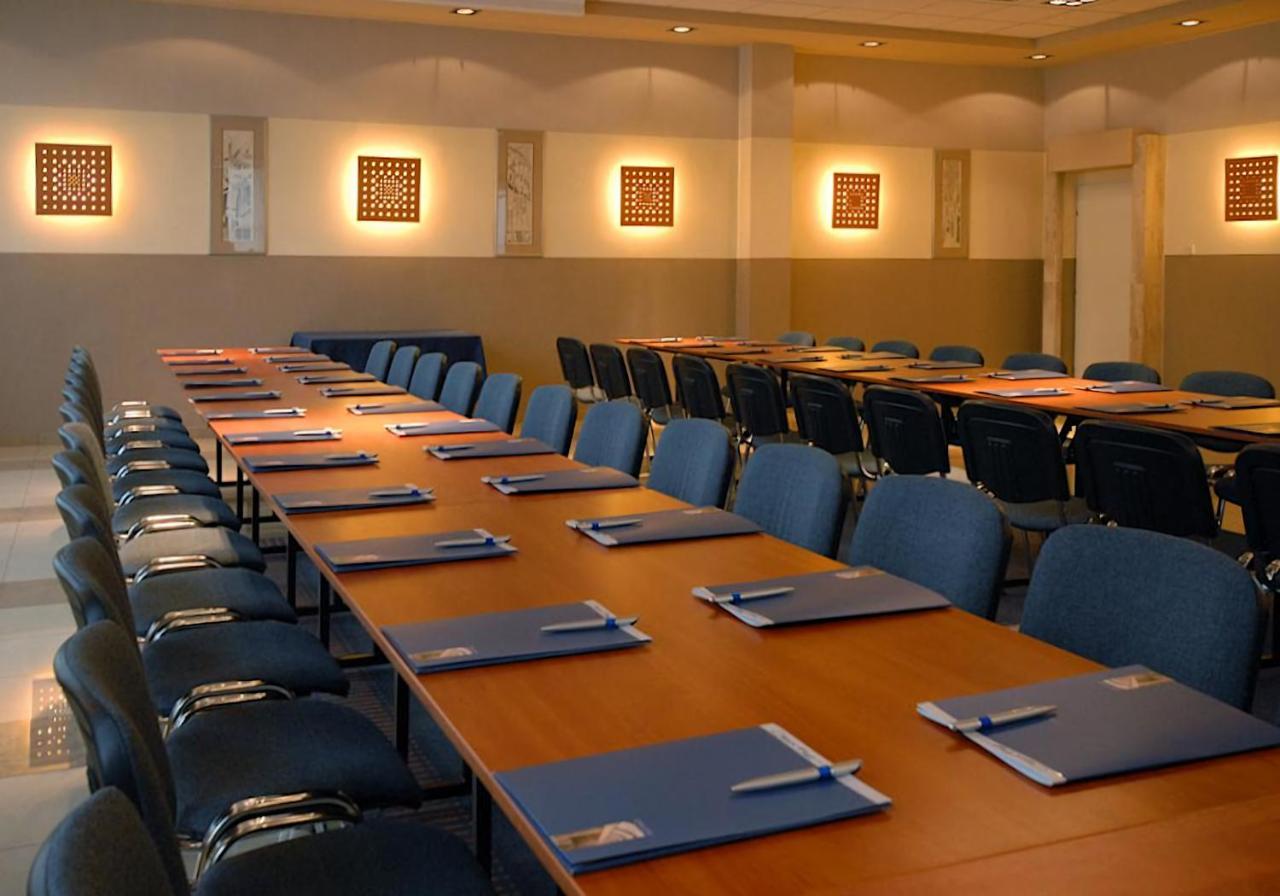 קרקוב Booking Hotel & Spa מראה חיצוני תמונה A conference room