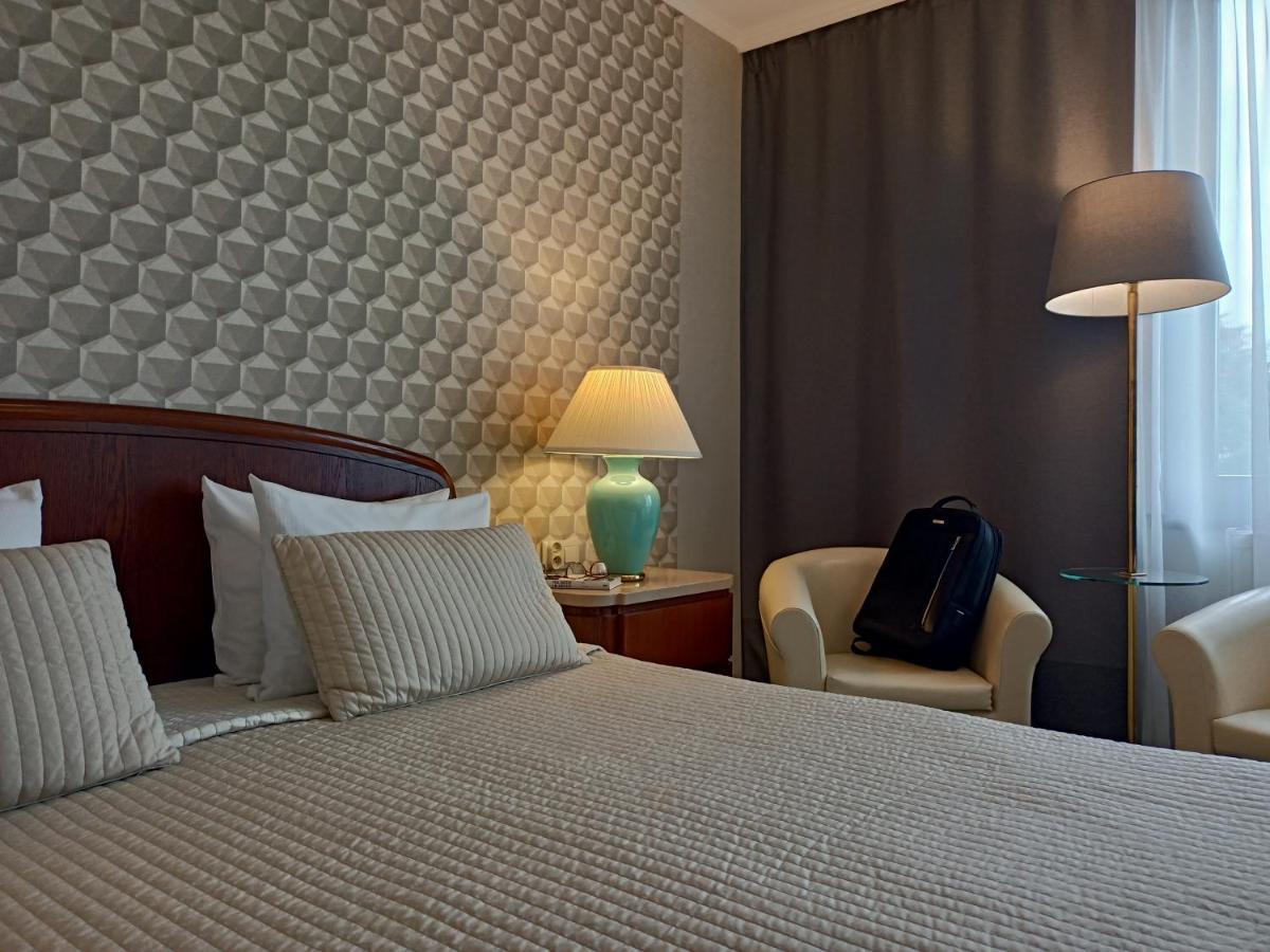קרקוב Booking Hotel & Spa מראה חיצוני תמונה A room at the hotel