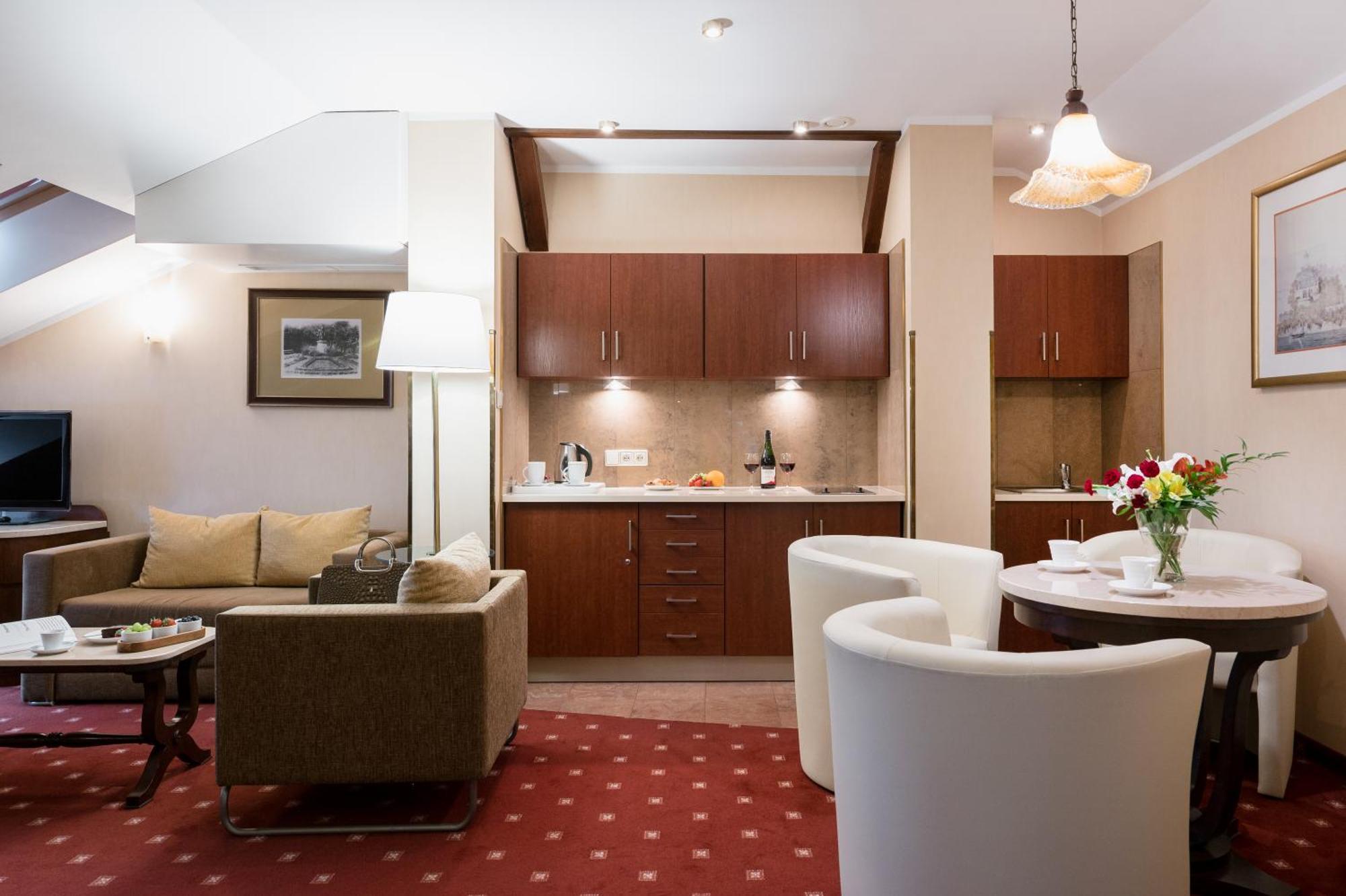 קרקוב Booking Hotel & Spa חדר תמונה A suite at the InterContinental Vienna