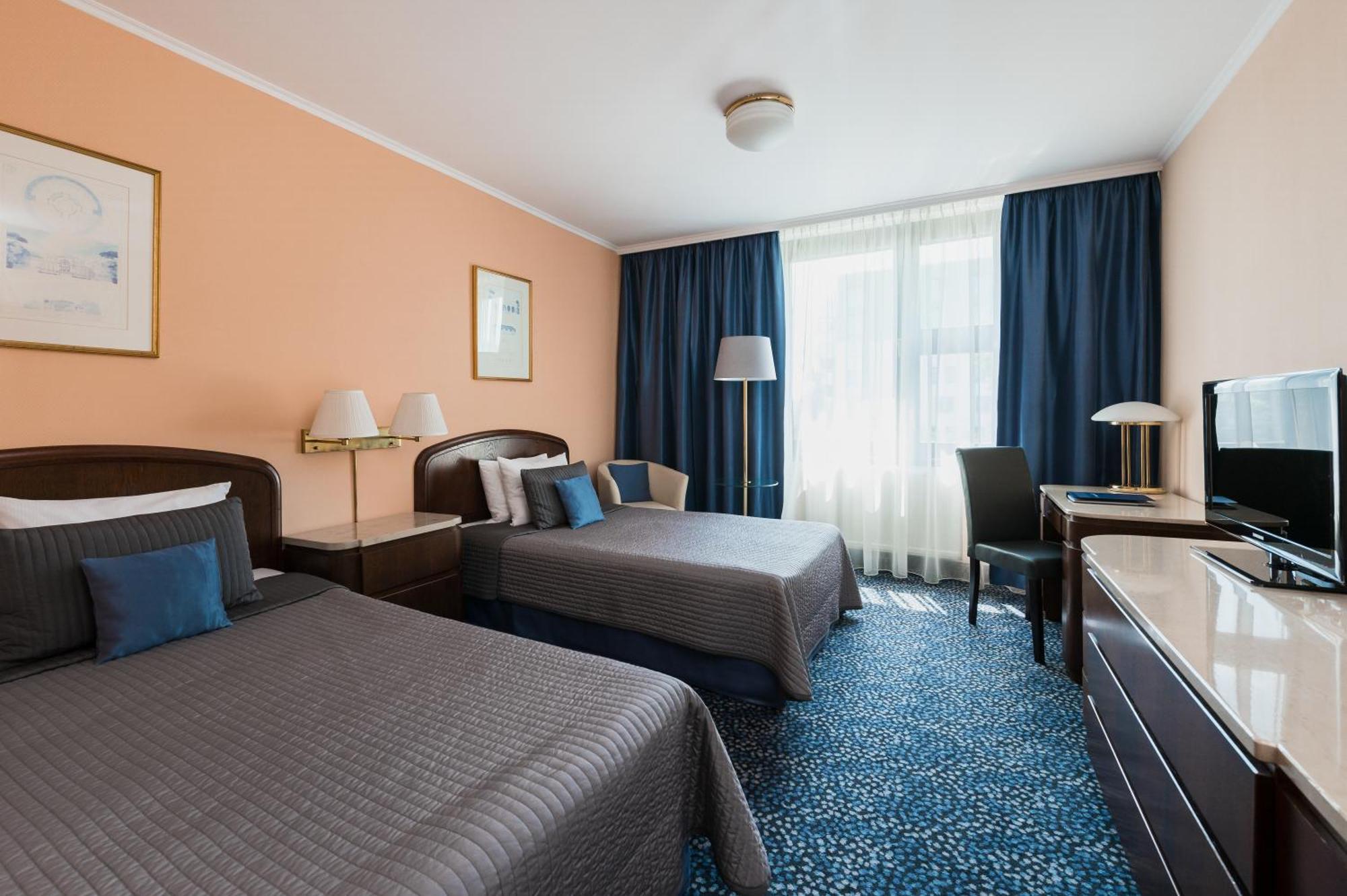 קרקוב Booking Hotel & Spa חדר תמונה A room at the Radisson Blu Hotel, Vilnius